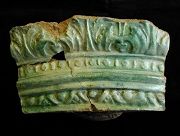 Renesanční zeleně glazované kamnové kachle a ozdobné prvky kachlových kamen (16. století) z archeologického výzkumu v domě č. p. 15 na náměstí Svornosti. Sbírkový fond Regionálního muzea v Českém Krumlově. 