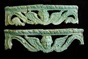 Renesanční zeleně glazované kamnové kachle a ozdobné prvky kachlových kamen (16. století) z archeologického výzkumu v domě č. p. 15 na náměstí Svornosti. Sbírkový fond Regionálního muzea v Českém Krumlově.  