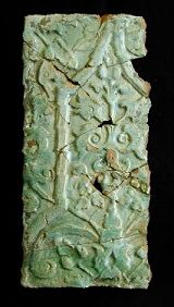 Renesanční zeleně glazované kamnové kachle a ozdobné prvky kachlových kamen (16. století) z archeologického výzkumu v domě č. p. 15 na náměstí Svornosti. Sbírkový fond Regionálního muzea v Českém Krumlově.  