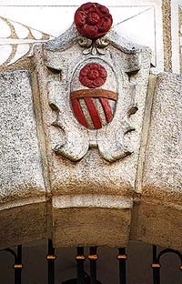 Horní no. 154, Rosenberg coat-of-arms above entrance portal 