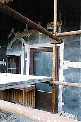 Latrán čp. 6, jižní průčelí, částečně odkrytý spodní renesanční otvor dosud se středověkou profilací ostění , zdroj: Arteco B.M. s.r.o.,  M. Plášil, autor:  J. Bloch, 1996 
