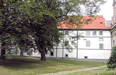 Latrán čp. 67, jižní křídlo konventu - jižní fasáda, stav po rekonstrukci, 2003, foto: Lubor Mrázek 