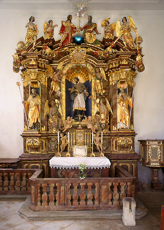 Kájov, poutní kostel, postranní oltář sv. Jana Nepomuckého, foto: Libor Sváček