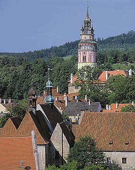 Český Krumlov, Ansicht des Schlossturmes und der Stadt vom Rabenfelsen, foto:  Libor Sváček 