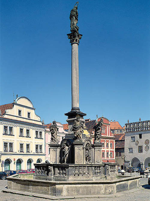 Brunnen und Pestsäule auf dem Stadtplatz in Český Krumlov, foto:  Libor Sváček