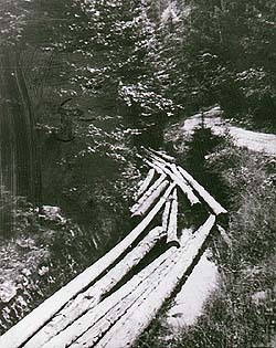 Schwarzenberský plavební kanál, plující kmeny v korytě kanálu, historické foto 