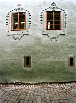 Dlouhá no. 32, Vlašský dvůr, window decorations 