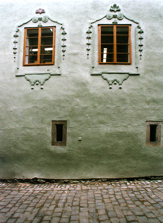 Dlouhá no. 32, Vlašský dvůr, window decorations
