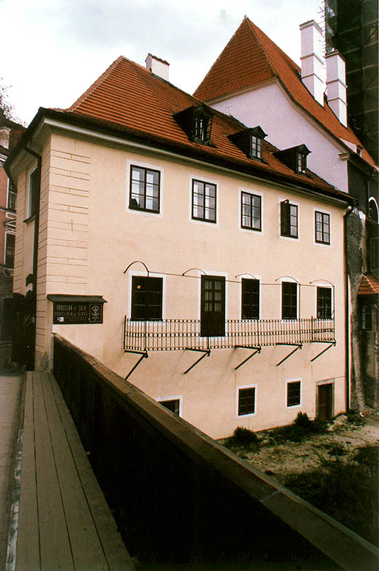 Latrán č.p. 2, celkový pohled od řeky Vltavy