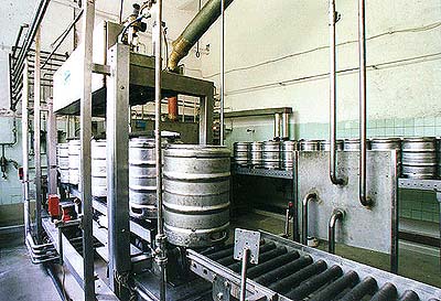 Bierbrauerei Eggenberg in Český Krumlov, Abfüllen der Fässer auf der Abfüllmaschine 