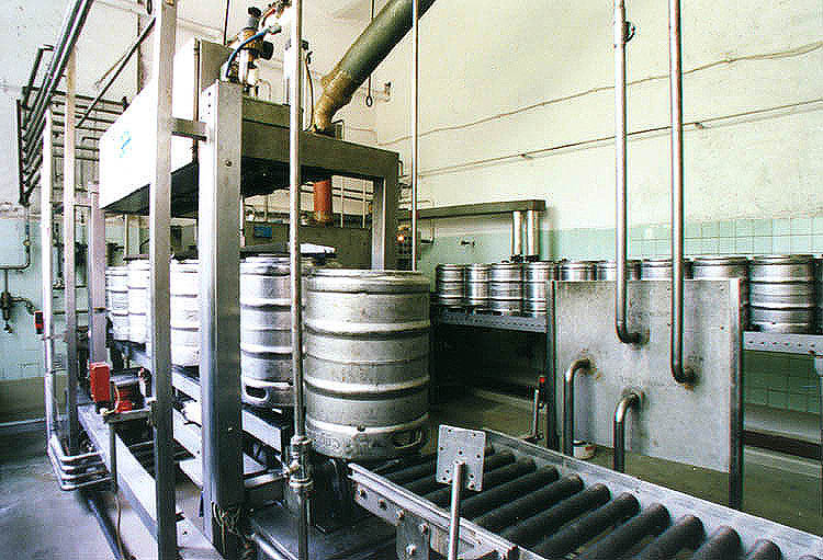 Bierbrauerei Eggenberg in Český Krumlov, Abfüllen der Fässer auf der Abfüllmaschine