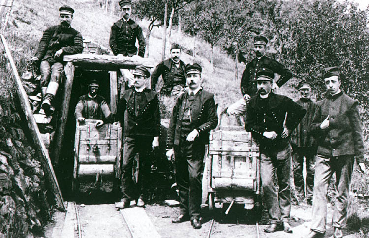 Český Krumlov, grafitový důl, horníci ve svátečních uniformách, historické foto