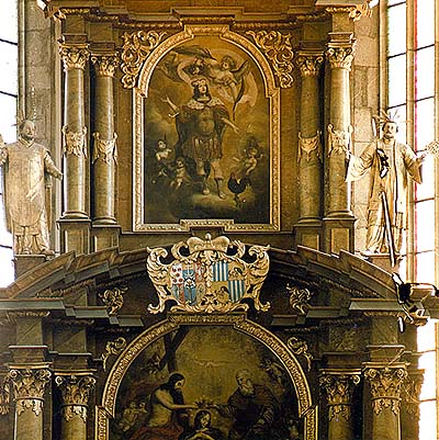 Kostel sv. Víta v Českém Krumlově, detail hlavního oltáře s aliančním znakem Jana Kristiána I. z Eggenberku a jeho manželky Marie Arnoštky z Eggenberku, rozené ze Schwarzenberku 