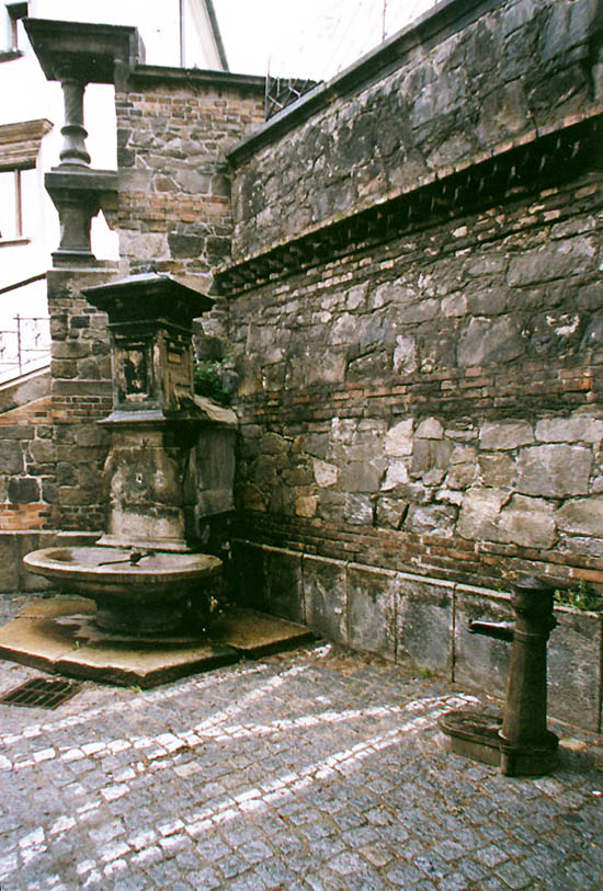 Brunnen in der Kostelní-Gasse (Kirchengasse) in Český Krumlov