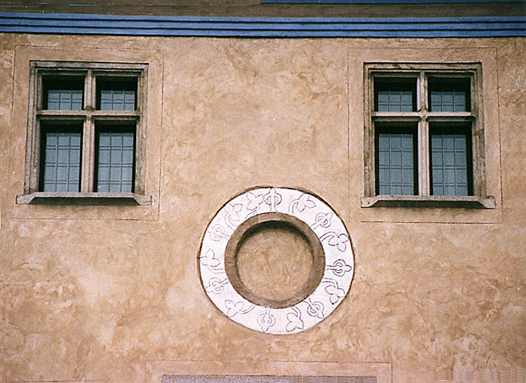 Náměstí Svornosti č.p. 10, renesanční ostění oken a výzdoba fasády