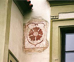 Náměstí Svornosti č.p. 9 detail, rožmberská pětilistá růže na fasádě 
