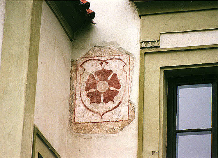 Náměstí Svornosti Nr. 9, Detail, Rosenberger fünfblättrige Rose an der Fassade