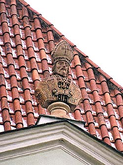 Náměstí Svornosti č.p. 12, busta vyšebrodského opata Antonína Neumanna (řádovým jménem Oswald) 