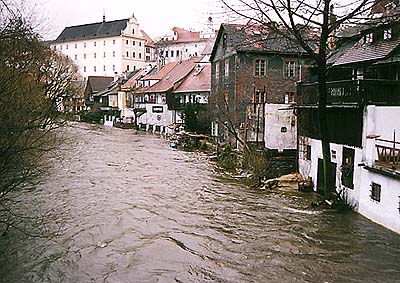 Der Fluss Vltava (Moldau) beim Hochwasser in Český Krumlov im Jahre 1993 