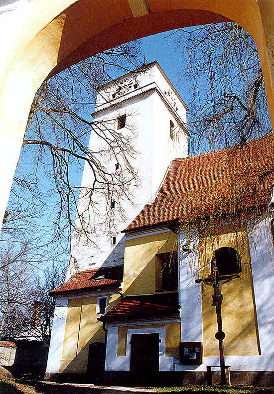 Velešín, kostel sv. Václava - exteriér, věž, foto: V. Šimeček
