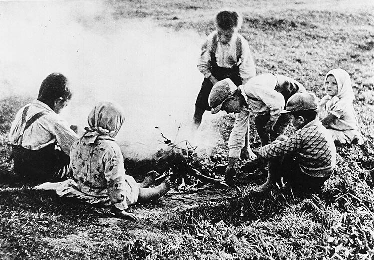 Kinder am Feuer auf dem Feld - ein historisches Foto, foto:  J.Štindl