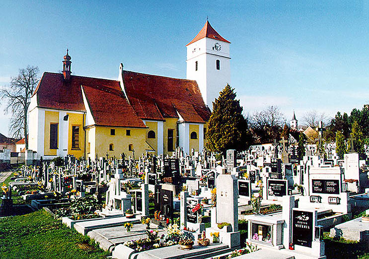 Velešín, kostel sv. Václava - exteriér se hřbitovem, foto: V. Šimeček