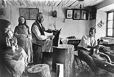 Holzspalten und Herstellung von Holzschuhen, Winterarbeiten der Bewohner von Šumava (Böhmerwald) - ein historisches Foto 