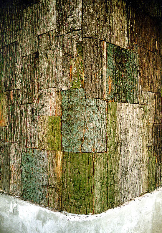 Zámek Červený Dvůr, park, domeček z kůry stromů - detail stěny