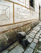 Dlouhá Nr. 30, Detail der Sgraffitoausschmückung der Fassade des Objektes 