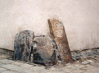 Radniční no. 102, corner buffering stones 
