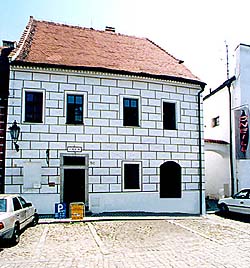 Široká Nr. 50, Sgraffiti an der Stirnseite 