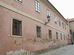 Latrán č. p. 67, celek z ulice 