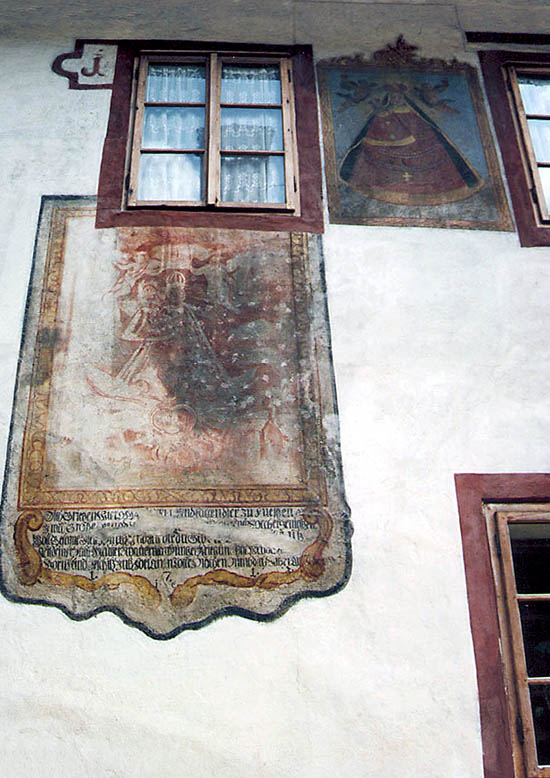 Parkán Nr. 104, Wandmalereien an der Stirnseite
