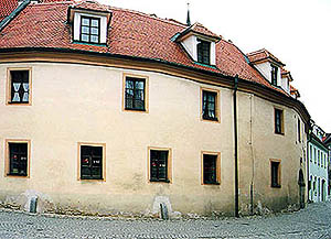 Náměstí Svornosti Nr. 55, Ansicht vom Plätzchen Na Louži (Auf der Lacken) 