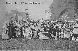 Hořice na Šumavě, Passionsspiele im Jahre 1912, Szene Simon hilft Jesus bei der Kreuztragung, ein historisches Foto, foto:  J. Seidel 