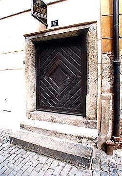 Široká no. 47, entrance portal 