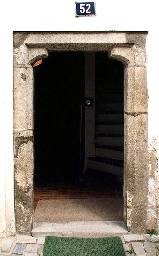 Široká Nr. 52, kleines gotisches Portal in der Stirnseite