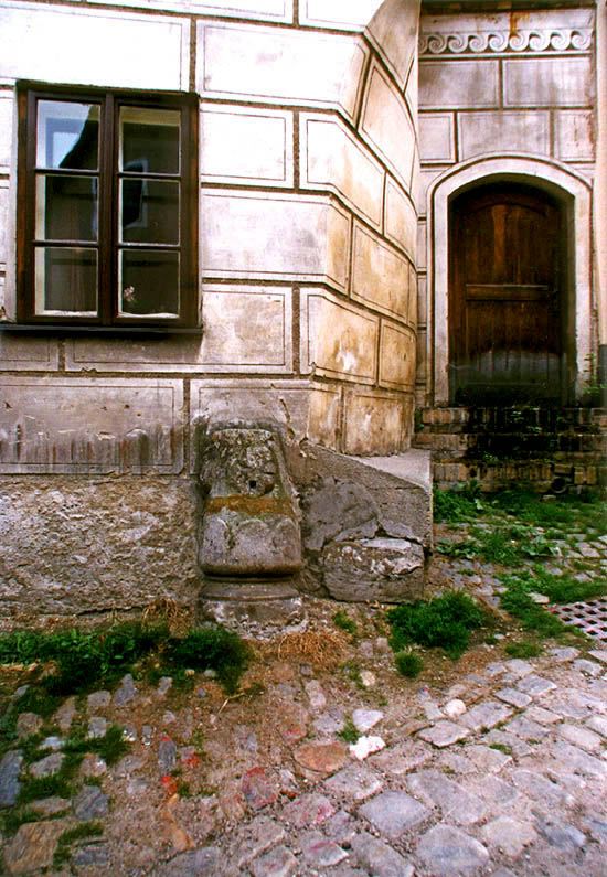 Rybářská no. 36, grafitto and corner buffer stone