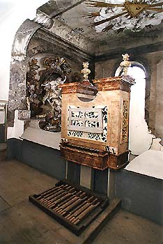 Orgel in der St.-Georgs-Kapelle auf dem Schloss in Český Krumlov aus dem Jahre 1753 Orgel in der St.-Georgs-Kapelle auf dem Schloss in Český Krumlov aus dem Jahre 1753
