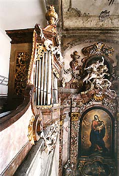 Orgel in der St.-Georgs-Kapelle auf dem Schloss in Český Krumlov aus dem Jahre 1753 Orgel in der St.-Georgs-Kapelle auf dem Schloss in Český Krumlov aus dem Jahre 1753