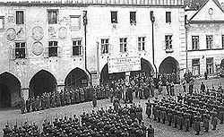 Befreiung von Český Krumlov 1945, amerikanische und tschechische Armee auf dem Stadtplatz bei einer Parade 