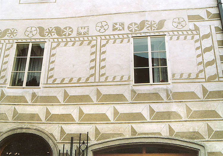 Latrán Nr. 43, Sgraffiti an der Fassade
