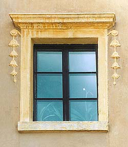 Náměstí Svornosti no. 4, decorations around windows 