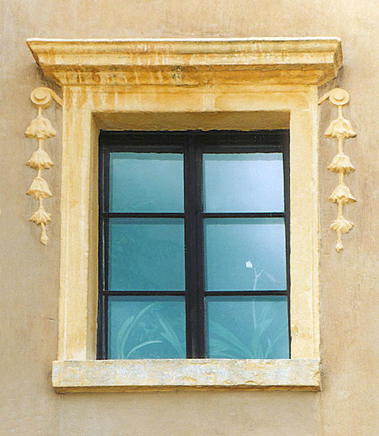 Náměstí Svornosti Nr. 4, Verzierung um die Fenster