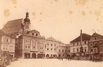 Náměstí v Českém Krumlově, v pozadí kostel sv. Víta s barokní věží, rok 1893, historické foto 