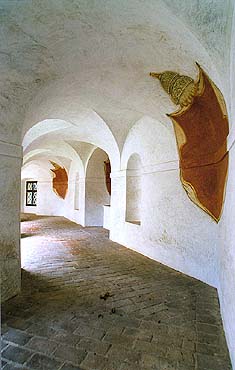 Kaple na Křížové hoře v Českém Krumlově, pohled do ambitu 