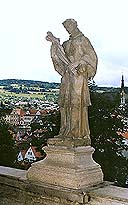 Český Krumlov, sochařská výzdoba Plášťového mostu, Jan Antonín Zinner, sv. Jan Nepomucký, 1747 