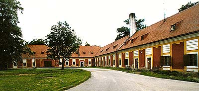 Schloss Červený Dvůr, Wirtschaftsgebäude 