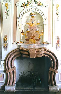 Zámek Červený Dvůr, rokokový sál s výmalbou Františka Jakuba Prokyše, rok 1757, detail výmalby nad krbem Zámek Červený Dvůr, rokokový sál s výmalbou Františka Jakuba Prokyše, rok 1757, detail výmalby nad krbem