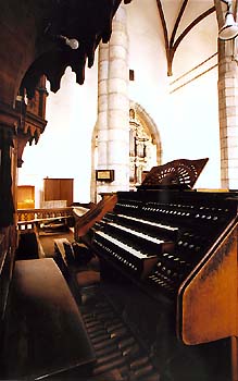 Kostel sv. Víta v Českém Krumlově, hlavní varhany, pohled na klávesy 